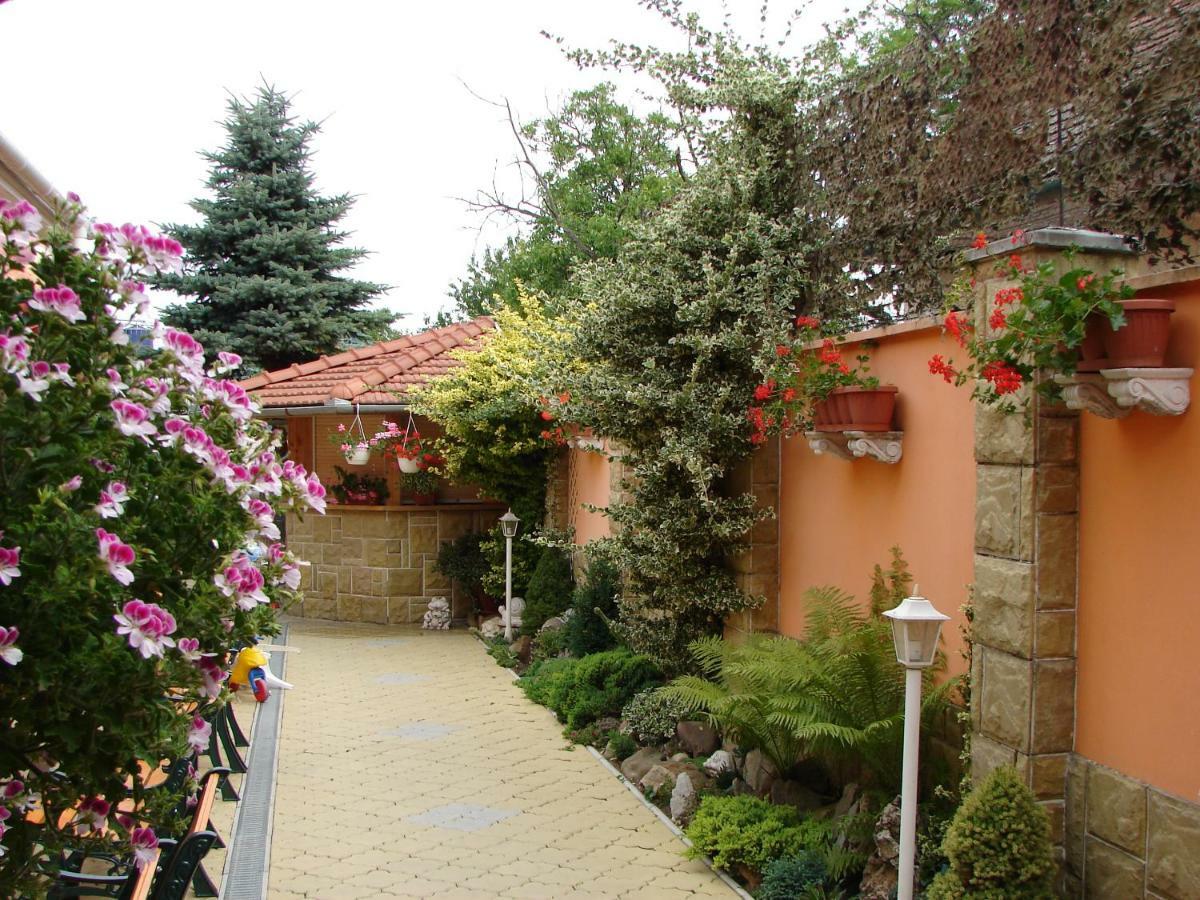Penzion Kormos Štúrovo Εξωτερικό φωτογραφία